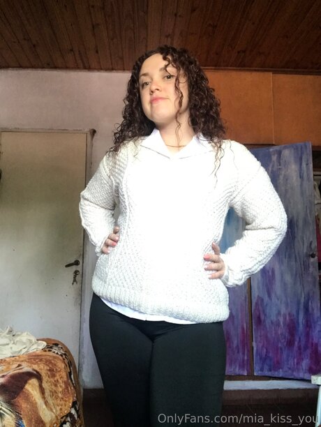 Mia Kiss You star top photo