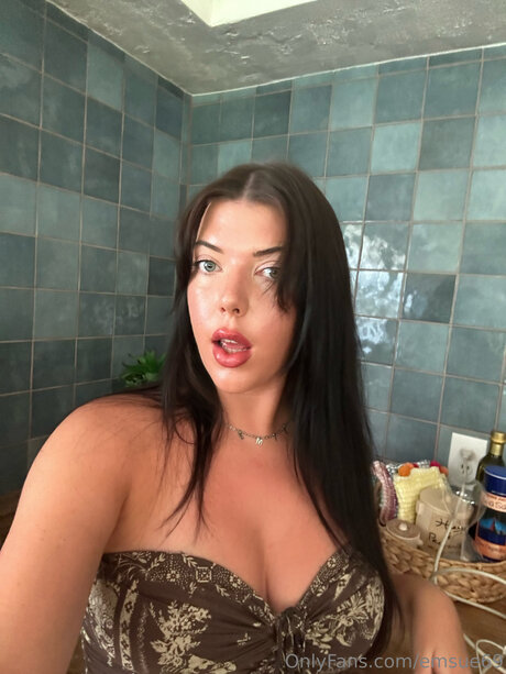 Emsue69 erotic star pic