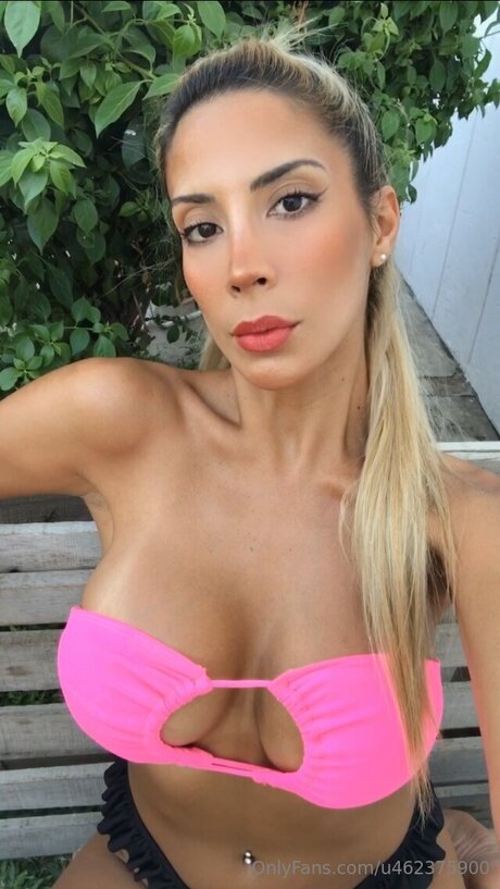 Lolavippp model top photo