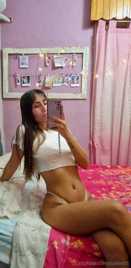 Julieettt model top image