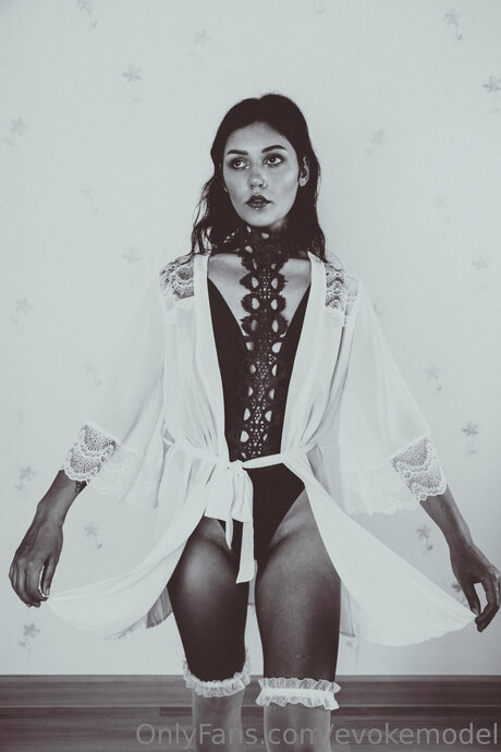 Evokemodel star pictures