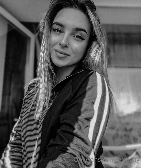 Elsa Jay pornstar photo