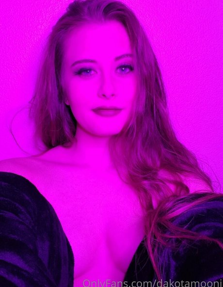 dakotamoonj model hot pictures