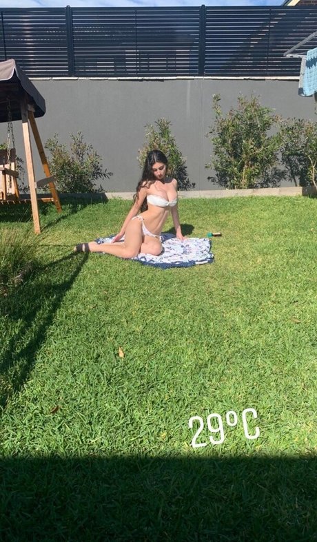 Mayroon Kawash hot model photos