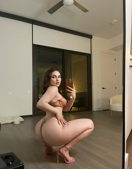 realtaylerhills model erotic pics