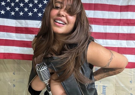 emilycheree model top images