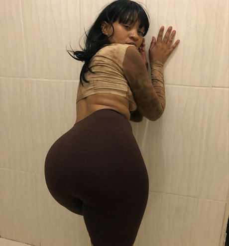 Arrie Cakes nude actress img