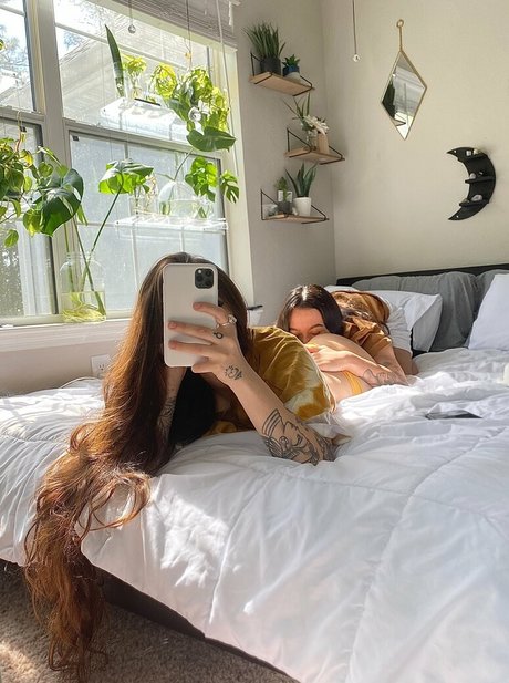 _Leovenus naked actress pic