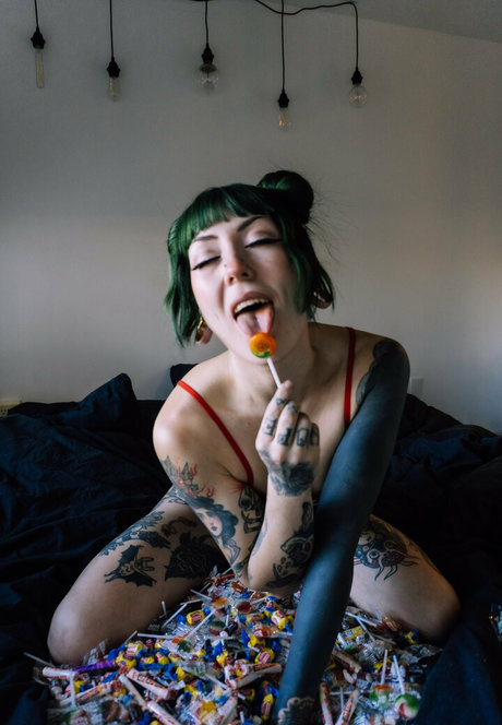 helloyelow art model photo