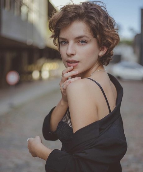 Karina Martins hot actress galleries