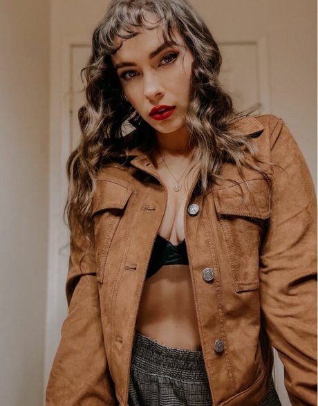 Justseum art model photos