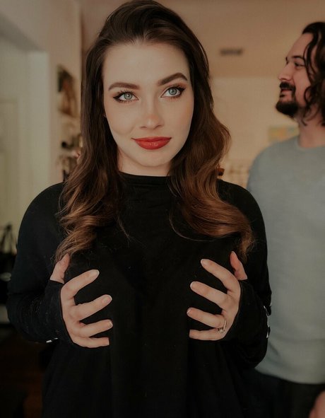 Justseum model naked photo