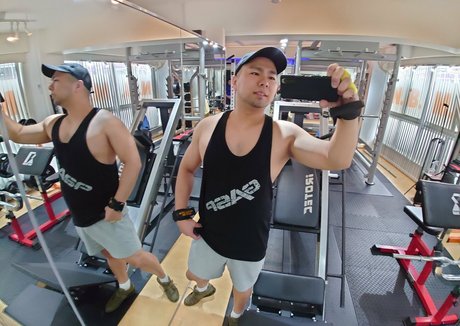 largedogcollar top actress pic