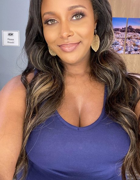 Brandi Rhodes model pornographic pics