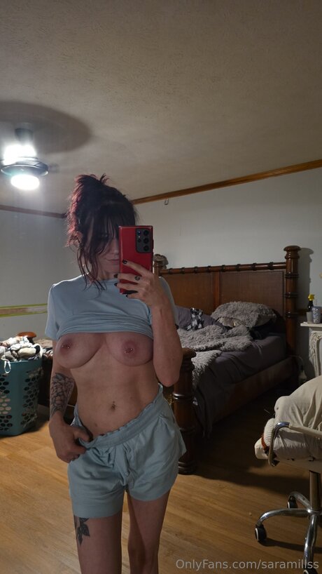 Saramillss porn model pic