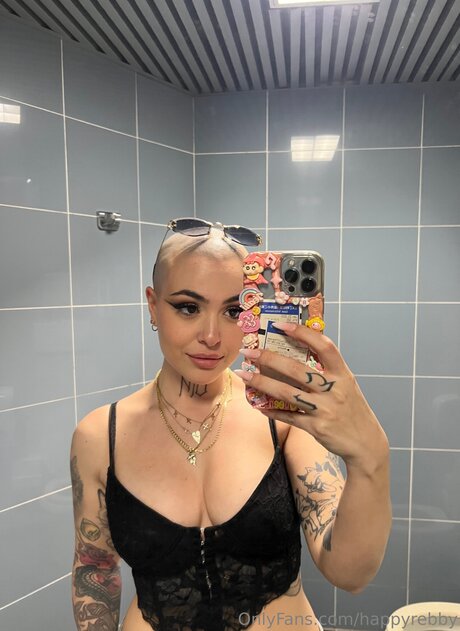 Happyrebby nude model pic