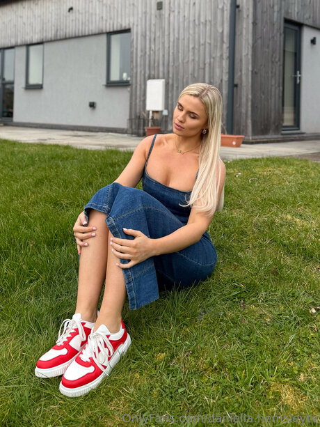 Daniella Hemsleytv best model pic