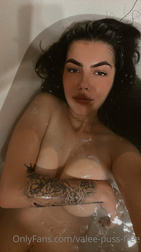 Valentinagoleafree model hd img