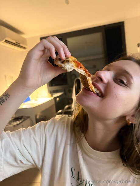 Gabriellla art model pic