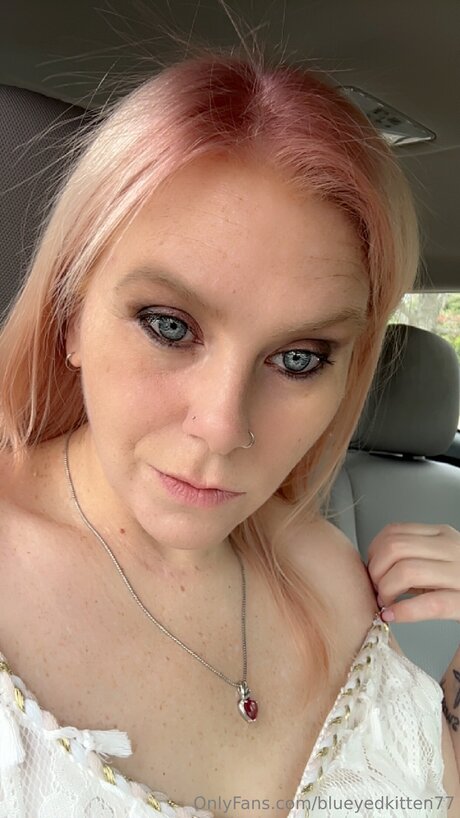 Blueyedkitten77 model beautiful pictures