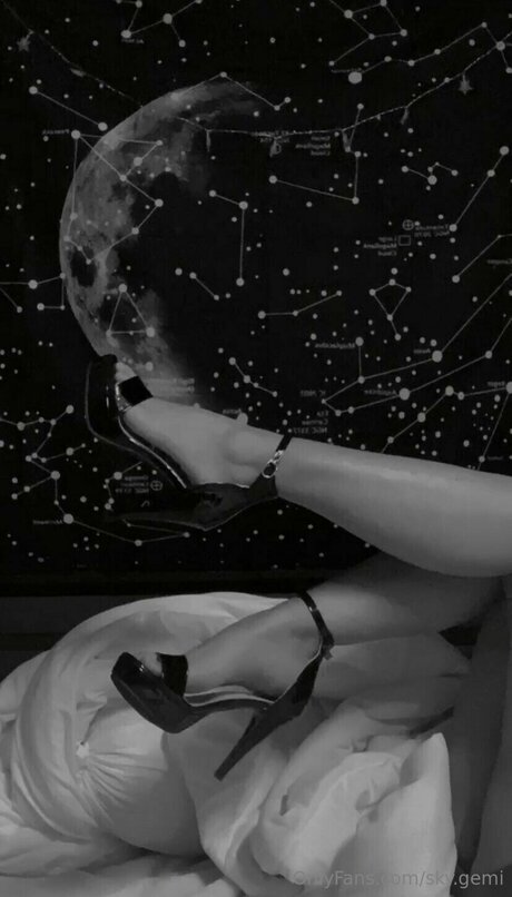 Sky Gemi model naked images