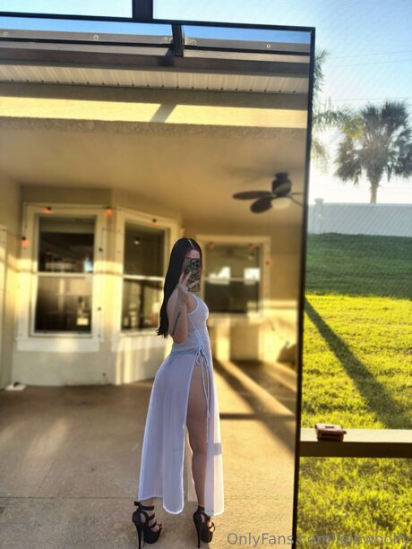 Lelewoolfy model photo