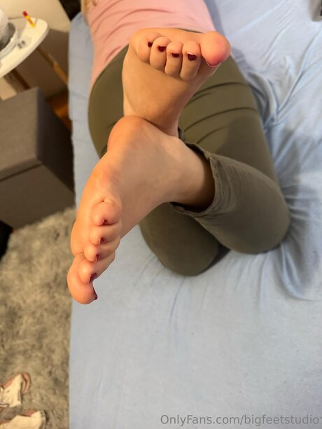 Bigfeetstudio sexy star pic