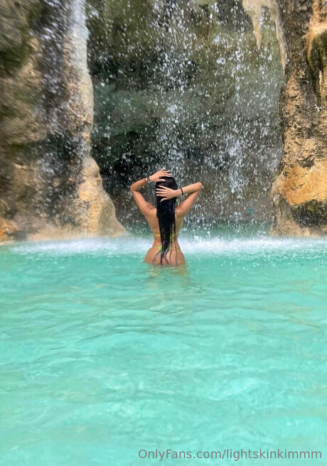 Lightskinkimmm pornographic model picture