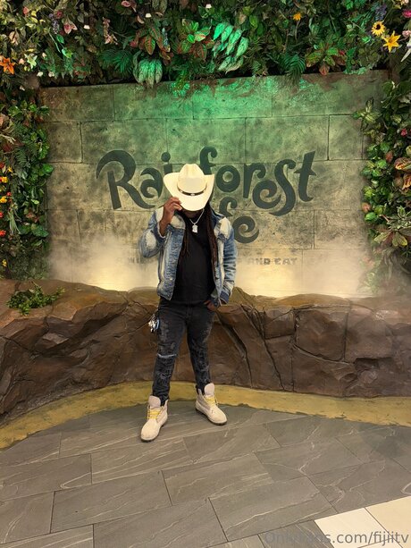 Fijiitv model exclusive picture