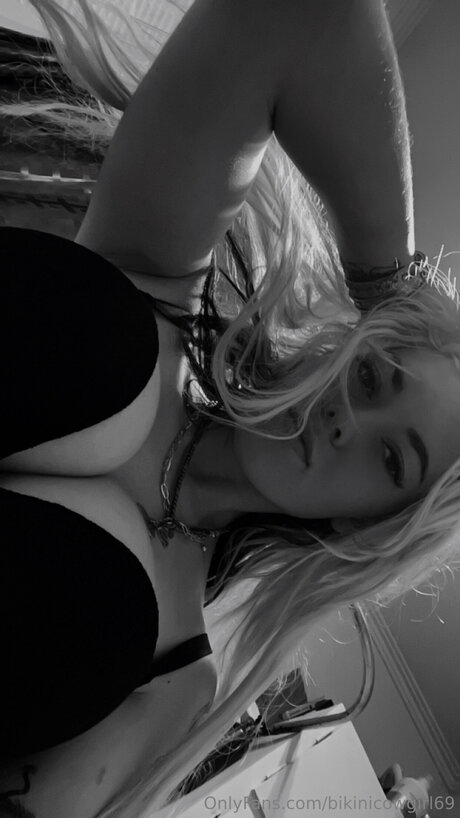 Bikinicowgirl69 model beautiful photo