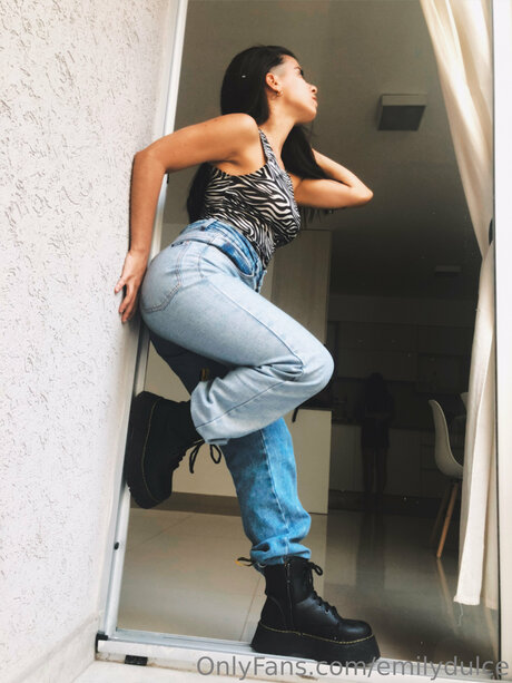 Emilydulce model art galleries