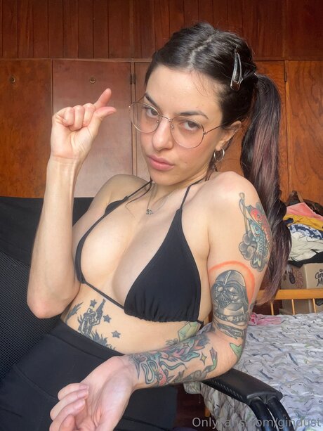 Gindust exclusive model photo