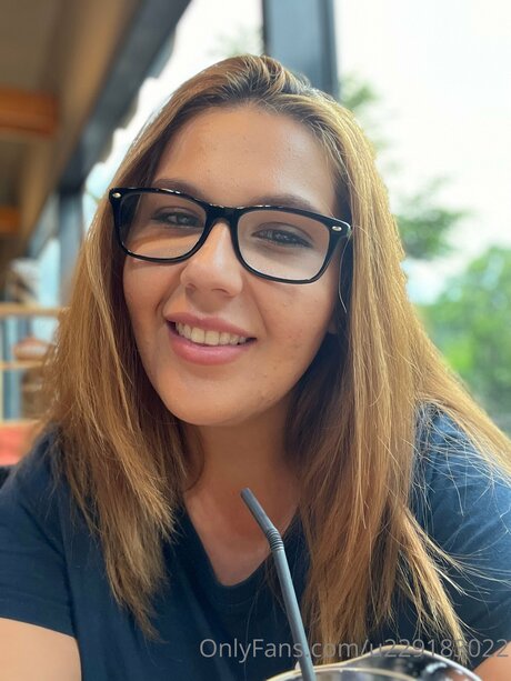 U229183022 hot model image