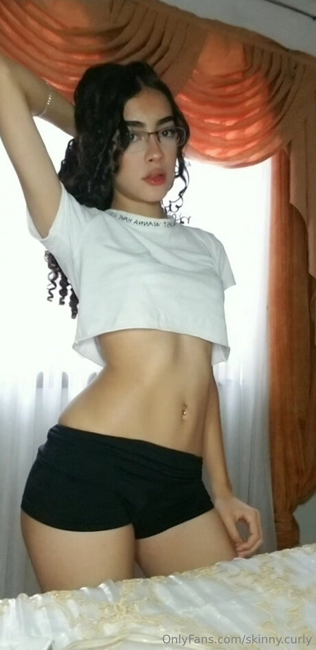 Skinny Curly model high quality img