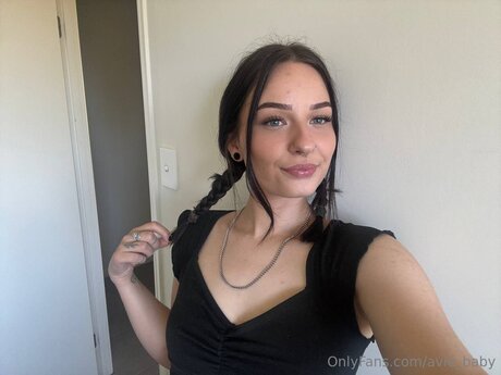 Avie Baby art model pictures