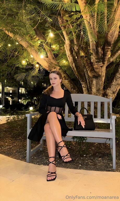 Moanarea art model pic