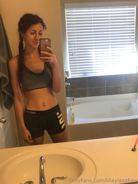 Lillaylaxofree erotic model gallery