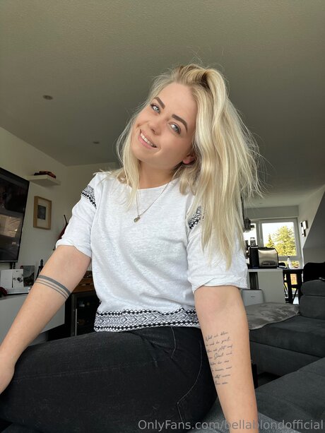 Bellablondofficial model sex pics