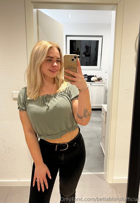 Bellablondofficial model erotic pics