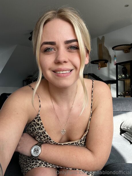 Bellablondofficial sex model image