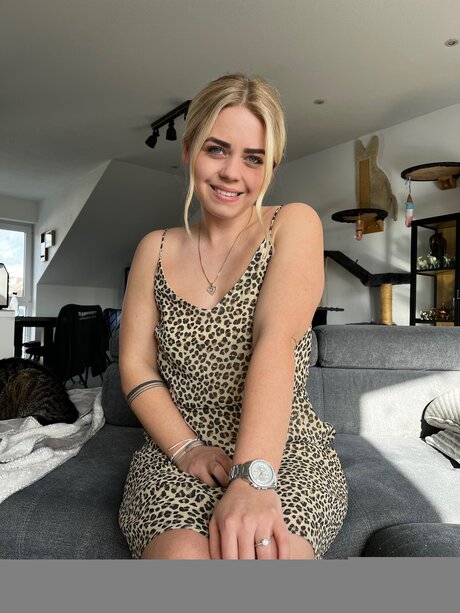 Bellablondofficial pornstar adult pic