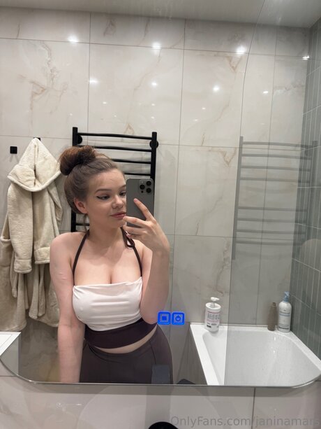 Janinamars adult model image