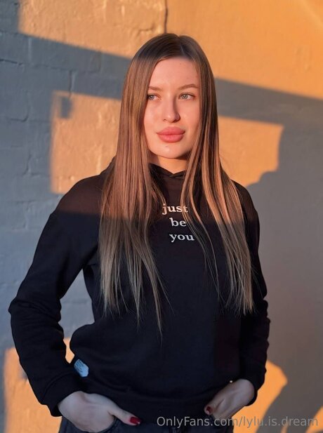 Lily Karamelka model top pic