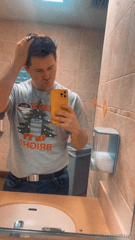 Ifyouseektreyfree top model image