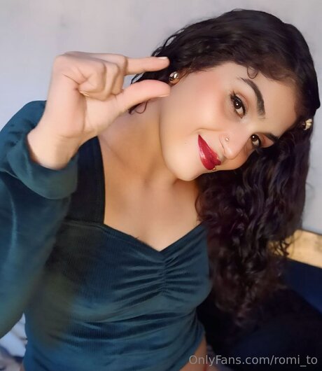 Romi To star sexy pic