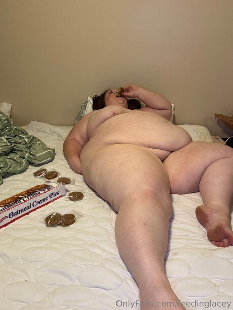 Feedinglacey pretty actress pic