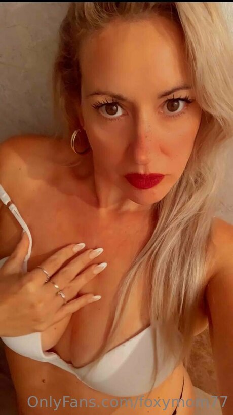 Foxymom77 exclusive actress image