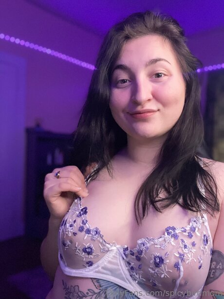 Spicybirdmom top model img