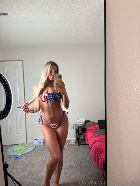 Notskybri erotic actress image