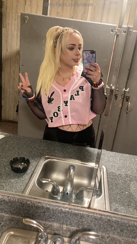 Lilithmournstar nude model pictures